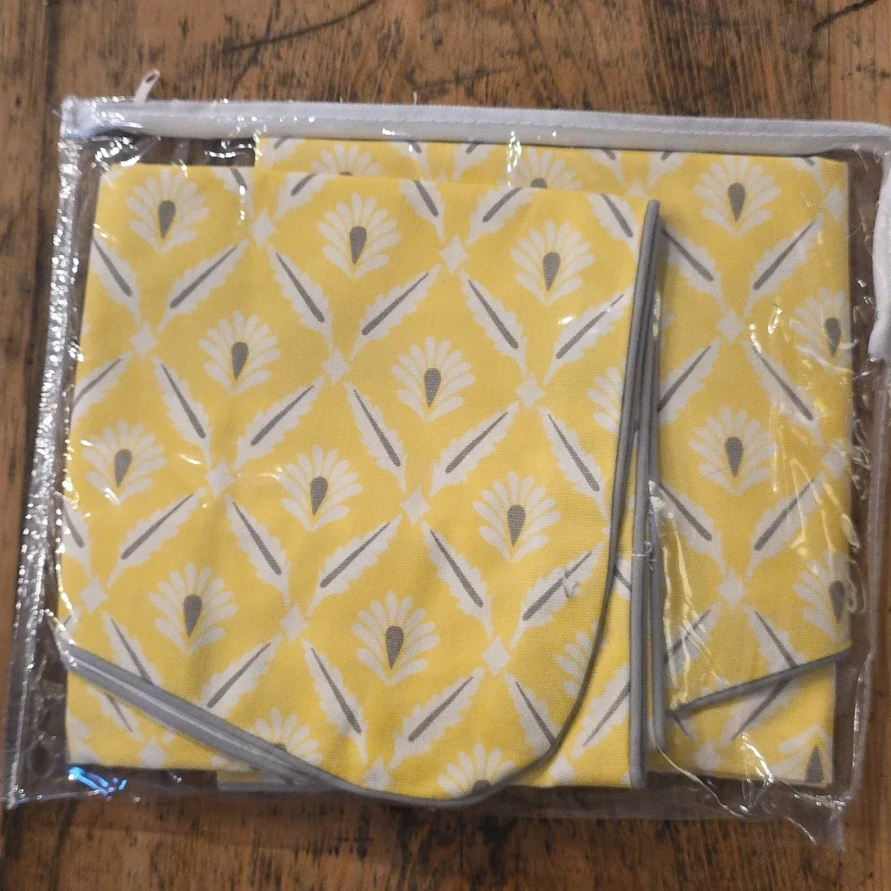 LIZ AND ROO‎ Yellow Daisies Window Valance